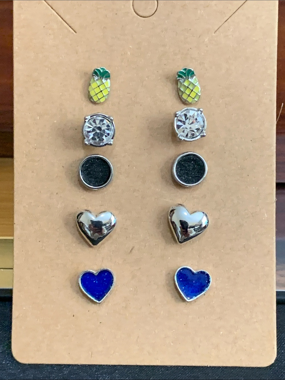 5 pairs of stud earrings